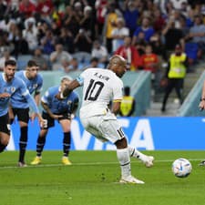 Ghanský hráč Andre Ayew nepremieňa penaltu.