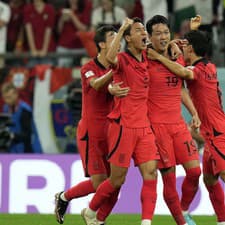 Hráči Južnej Kórey oslavujú prvý gól. 