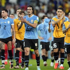 Uruguajskí futbalisti tlieskajú na konci zápasu základnej H-skupiny Ghana - Uruguaj na majstrovstvách sveta v Katare.