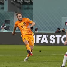 Na snímke vľavo hráč Holandska Daley Blind strieľa druhý gól v zápase osemfinále MS vo futbale Holandsko - USA.