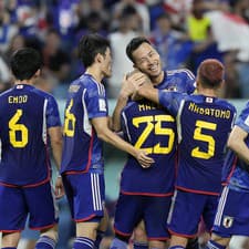Na snímke tretí zľava s číslom 25 japonský útočník Daizen Maeda oslavuje úvodný gól v osemfinále MS vo futbale 2022 Japonsko - Chorvátsko.