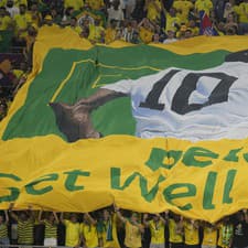 Brazílski fanúšikovia s veľkým transparentom Pelého.