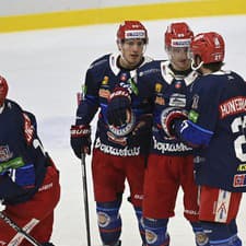 Maroš Jedlička (vľavo) oslavuje gól so spoluhráčmi z HKM Zvolen.