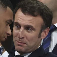 Emanuel Macron s futbalistom Mbappém.