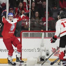  Na snímke uprostred český hráč Jaroslav Chmelař oslavuje gól medzi hráčmi Kanady, vľavo Jack Matier a vľavo Colton Dach.