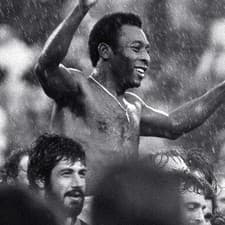 Legendárny Pelé po dlhom boji podľahol rakovine vo veku 82 rokov. 