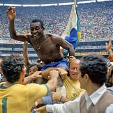Takto ho oslavovali spoluhráči po víťaznom finále MS 1970 v Mexiku, kde zdolala Brazília Taliansko 4:1.