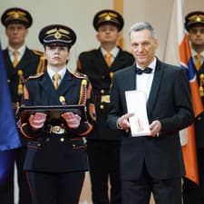 Na snímke riaditeľ Medzinárodného maratónu mieru v Košiciach Branislav Koniar (vpravo), ktorý si preberá Medailu prezidenta SR za významné zásluhy o rozvoj Slovenskej republiky v oblasti športu,