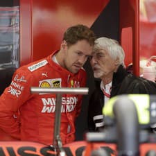 Ecclestonove názory pozorne počúva Nemec Vettel.