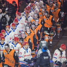 Hráči prichádzajú na ľadovú plochu pred zápasom 24. kola Tipos extraligy HC Slovan Bratislava (svetlé dresy) - HC Košice (oranžové dresy) pod holým nebom na ploche Národného futbalového štadióna v rámci podujatia Kaufland Winter Games v Bratislave.