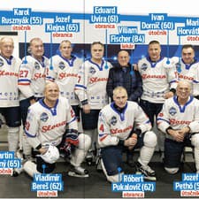Bývalí hráči Slovana nad 50 rokov si urobili spoločnú fotku na pamiatku