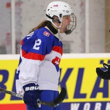 Nela Lopušanová (vľavo) zahviezdila na nedávnych MS žien v hokeji do 18 rokov.