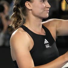 Kazašská tenistka Jelena Rybakinová sa stala prvou finalistkou ženskej dvojhry na grandslamovom turnaji Australian Open.