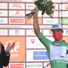 Na archívnej sníme z roku 2021 Peter Sagan v zelenom drese víťaza bodovacej súťaže oslavuje na pódiu po 4. etape 65. ročníka pretekov Okolo Slovenska.