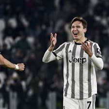 Hráči Juventusu Angel Di Maria (vľavo) a Federico Chiesa.