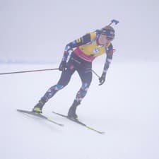 Nórsky biatlonista Johannes Thingnes Bö preteká počas hmly na trati v šprinte mužov na 10 km na MS v biatlone v nemeckom Oberhofe.