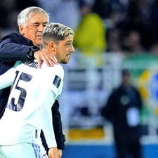 Tréner Ancelotti gratuluje Valverdemu ku gólom.