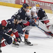 Na snímke zľava Patrik Maier, Nate Kallen (obaja Slovan), Samuel Chalupa (Michalovce) a brankár Jared Coreau (Slovan) počas zápasu 37. kola Tipos Extraligy HC Slovan Bratislava - HK Dukla Ingema Michalovce v Bratislave