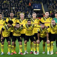Hráči Dortmundu pózujú pred začiatkom futbalového zápasu.