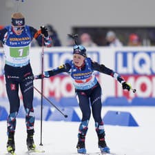 Nórski biatlonisti Marte Olsbuová Röiselandová (vpravo) a Johannes Thingnes Bö triumfovali v pretekoch miešaných dvojíc na MS.