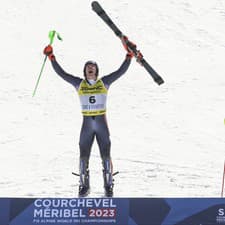 Nórsky lyžiar Henrik Kristoffersen (uprostred) sa teší zo zisku zlatej medaily v slalome mužov v alpskom lyžovaní vo francúzskom stredisku Courchevel-Méribel 19. februára 2023. Striebro získal Grék AJ Ginnis (vľavo) a bronz Talian Alex Vinatzer (vpravo).