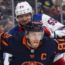 Kanadský hokejista Connor McDavid prekonal v základnej časti NHL hranicu 800 bodov.