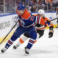 Kanadský hokejista Connor McDavid prekonal v základnej časti NHL hranicu 800 bodov.