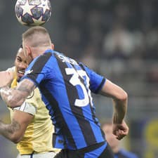 Sprava slovenský obranca Milan Škriniar z Interu Miláno a Galeno z Porta  počas prvého zápasu osemfinále Ligy majstrov Inter Miláno - FC Porto