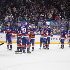 Hokejisti New Yorku Islanders oslavujú triumf nad Winnipegom. 