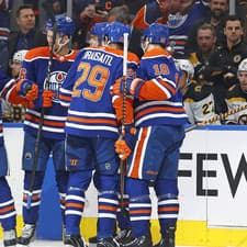  Kanadský hokejový útočník Connor McDavid sa stal prvým hráčom v prebiehajúcej sezóne NHL, ktorý strelil 50 gólov. 
