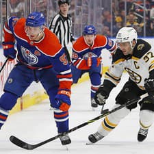  Kanadský hokejový útočník Connor McDavid sa stal prvým hráčom v prebiehajúcej sezóne NHL, ktorý strelil 50 gólov. 