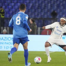 Ronaldinho to na trávnikoch stále vie.