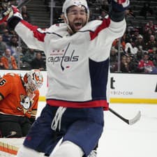 Útočník Tom Wilson z Washingtonu Capitals sa teší po góle.