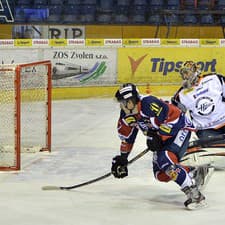 Zvolena Daniel Štumpf (vľavo), košický brankár Dominik Riečický (uprostred) a obranca Juraj Cebák (vpravo) v zápase 36. kola hokejovej Tipsport extraligy HKM Zvolen - HC Košice v nedeľu 5. januára 2014.