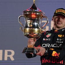 Holanďan Max Verstappen z tímu Red Bull pózuje s cenou po víťazstve na Veľkej cene Bahrajnu, úvodných pretekoch seriálu MS F1 v sezóne 2023 na okruhu Sachír.