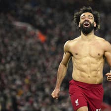 Na snímke hráč Liverpoolu Mohamed Salah  oslavuje šiesty gól.