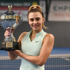 Rumunská tenistka Jaqueline Cristianová pózuje s trofejou víťazky tenisového turnaja žien Empire Womens Indoor 2023 po víťazstve vo finále dvojhry nad Francúzkou Oceane Dodinovou v Trnave.