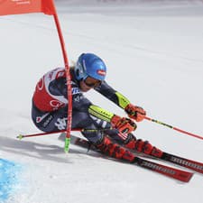 Američanka Mikaela Shiffrinová na trati prvého kola obrovského slalomu.