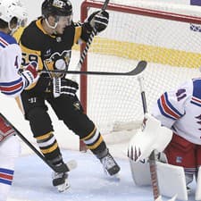 Ľavé krídlo Jake Guentzel (59) z Pittsburghu Penguins a vpravo brankár Jaroslav Halák z New Yorku Rangers.