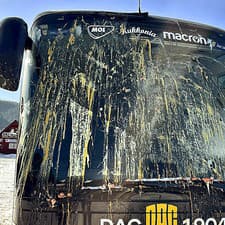 Klubový autobus Dunajskej Stredy zahádzali vandali vajcami.