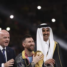 Pri špionážnej operácii v mene katarského hostiteľa MS odpočúvali stretnutie prezidenta FIFA Gianniho Infantina (vľavo).
