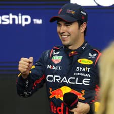 Mexický jazdec Red Bullu Sergio Perez oslavuje pole position po kvalifikácii pred Veľkou cenou formuly 1 na okruhu Jeddah corniche v meste Jeddah v Saudskej Arábii.