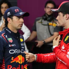 Mexický jazdec Red Bullu Sergio Perez (vľavo) sa rozpráva s monackým jazdcom Ferrari Charlesom Leclercom po kvalifikácii pred Veľkou cenou formuly 1 na okruhu Jeddah corniche v saudskoarabskej Džidde.