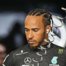 Lewis Hamilton nie je spokojný s výkonnosťou svojho monopostu.