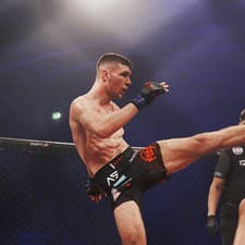 Nádejný MMA bojovník Adam Dvořáček (vľavo) nemal doposiaľ medzi profesionálmi žiadny zápas.