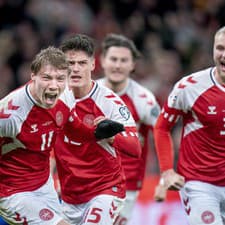 Dánsky futbalista Rasmus Höjlund (vľavo) sa teší so spoluhráčmi po strelení gólu.