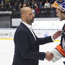 Tréner Slovana Ján Pardavý gratuluje brankárovi Michaloviec Stanislavovi Škorvánekovi.