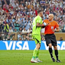 Rozhodca Marciniak bráni brankárovi Martínezovi v slovnej provokácii Francúza Muaniho pred penaltou vo finále MS 2022.