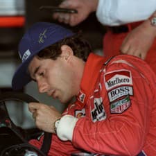 Bývalý brazílsky pilot Formuly 1 Ayrton Senna, trojnásobný majster sveta, zomrel v 34 rokoch.