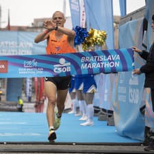 Na snímke víťaz v polmaratóne Matúš Hujsa v cieli podujatia ČSOB Bratislava Marathon.